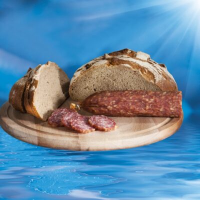 Abbildung der Sole Ahle-Wurscht auf einem Brettchen.