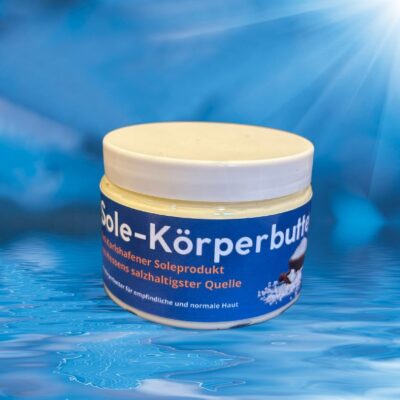 Abbildung der Sole-Körperbutter vor einem blauen Hintergrund